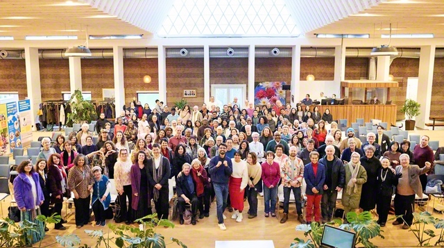 　　　　　　　　　　　　　　　　　　　　　　　　　　　　　　オランダSGIの北オランダ方面による新年の集いでは、男子部のフォン・ダオ・バさんが広布拡大に挑む中で、心身の不調や失業を乗り越えた体験を発表した。青年部の有志がベートーベンの「第九」（歓喜の歌）を高らかに歌い上げた（1日、オランダ池田友好平和会館で）