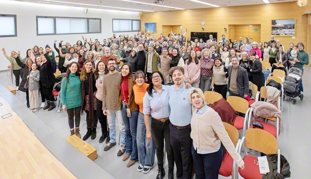 リーバス・バシアマドリード市のスペイン文化会館で開かれた新年勤行会。代表が御書を拝読し、カプート理事長が生まれ変わったような信心で、境涯と人生を大きく開く一年にと訴えた（1日）