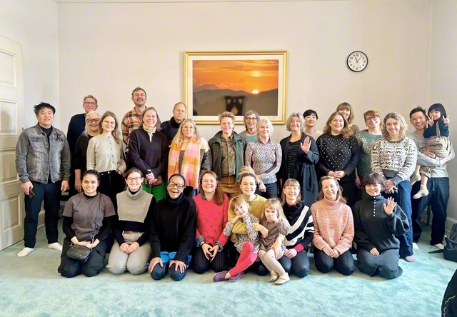 池田先生が欧州広布の第一歩をしるしたデンマーク。首都コペンハーゲンの北欧文化会館で行われた集いでは、“後継の弟子として報恩の実証を示します”などと、皆で清新な決意を語り合った（4日）