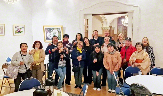 核兵器廃絶に関する展示などを通して平和の心を広げるスウェーデンSGIでは1日、首都ストックホルムのスウェーデン文化会館と各地をオンラインで結んで開催。男子部のメンバーが仏法対話に挑戦する様子を語り、フルトマン理事長が同志を励ました