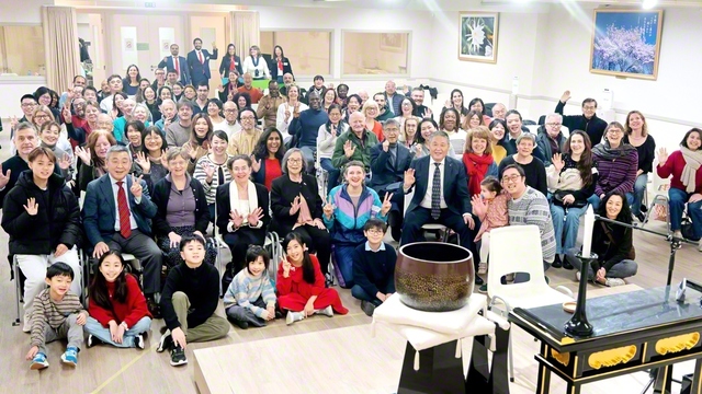 午前と午後の2回にわたって開催されたベルギーSGIの勤行会では、希望者が決意発表を力強く。ルブロン婦人部長、ハシモト理事長が、学会創立100周年へ、躍動する青年と共に新たな広布の波を起こそうと力説した（1日、ベルギー文化会館で）