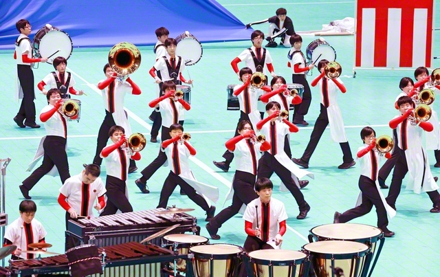第60回マーチングバンド関東大会で息の合ったパフォーマンスを披露する創価ルネサンスバンガード・ジュニア（昨年11月、さいたま市内で）