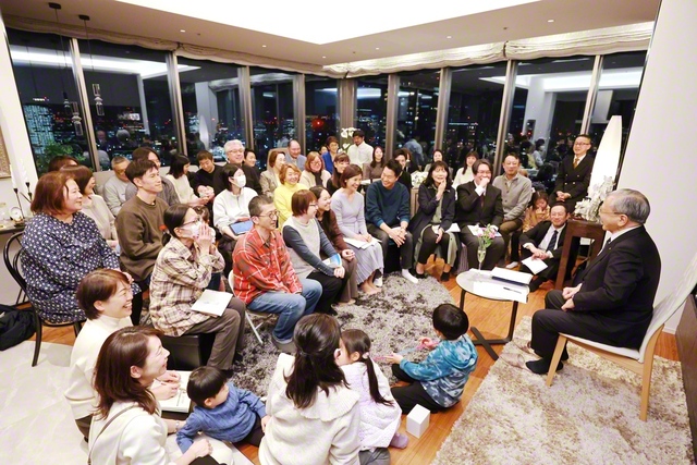 原田会長が駆け付け、師弟共戦を約し合った東京の中央区・長者地区の座談会。高等部の広原ねおさん、女性部の高野伸子さんが「大白蓮華」の巻頭言を朗読した（中央区内で）