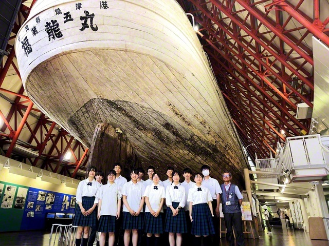 「第五福竜丸展示館」を訪問した創価高校の生徒（昨年6月）　