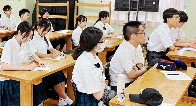 東京・創価高校の生徒が長崎市にある城山小学校の平和祈念館で、施設長の池田松義氏の被爆体験を聴講（昨年8月）