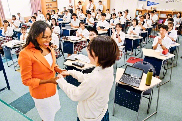 ジャマイカのリチャーズ大使（手前左）と学園生が和やかに（2024年6月、大阪・交野市の関西創価学園で）