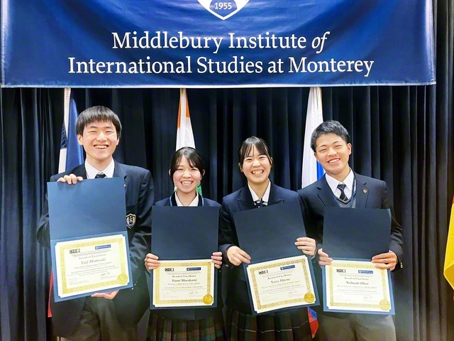 アメリカでの国際会議に参加した東京と関西の創価高校の生徒が笑顔で（昨年3月、ミドルベリー国際大学院モントレー校で）