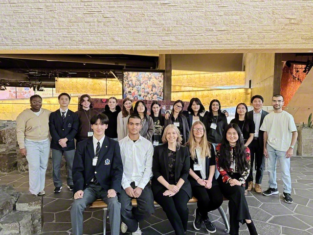 サミットの参加者の代表と記念のカメラに