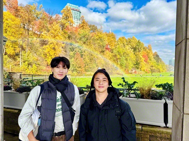 淀屋さん㊧と中森さんが、ナイアガラの滝付近の公園で