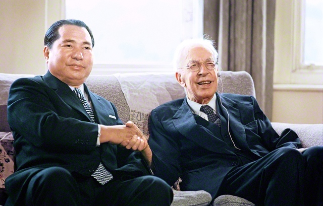 イギリス・ロンドンでトインビー博士との対談に臨む池田先生（1973年5月）。二人の語らいは、前年と合わせて40時間に及んだ。その内容を収めた対談集は多言語に翻訳され、“現代の百科事典”とも評されている（撮影　齋藤康一氏）