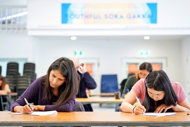 昨年10月、ニュージーランドSGIは国内9会場で教学試験を実施した（ニュージーランド文化会館で）