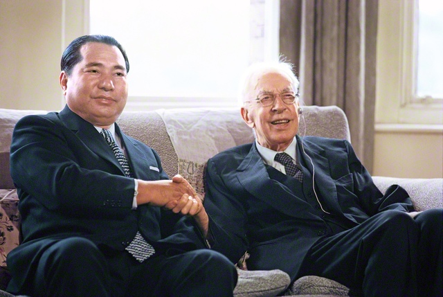 イギリス・ロンドンでトインビー博士との対談に臨む池田先生（1973年5月）。二人の語らいは、前年と合わせて40時間に及んだ。その内容を収めた対談集は多言語に翻訳され、“現代の百科事典”とも評されている（撮影　齋藤康一氏）