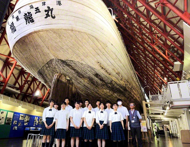 「第五福竜丸展示館」を訪問した創価高校の生徒（昨年6月）　