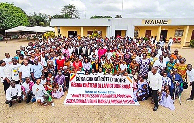 コートジボワール創価学会の創価勝利城方面の友が記念のカメラに（4日、トゥモディで）