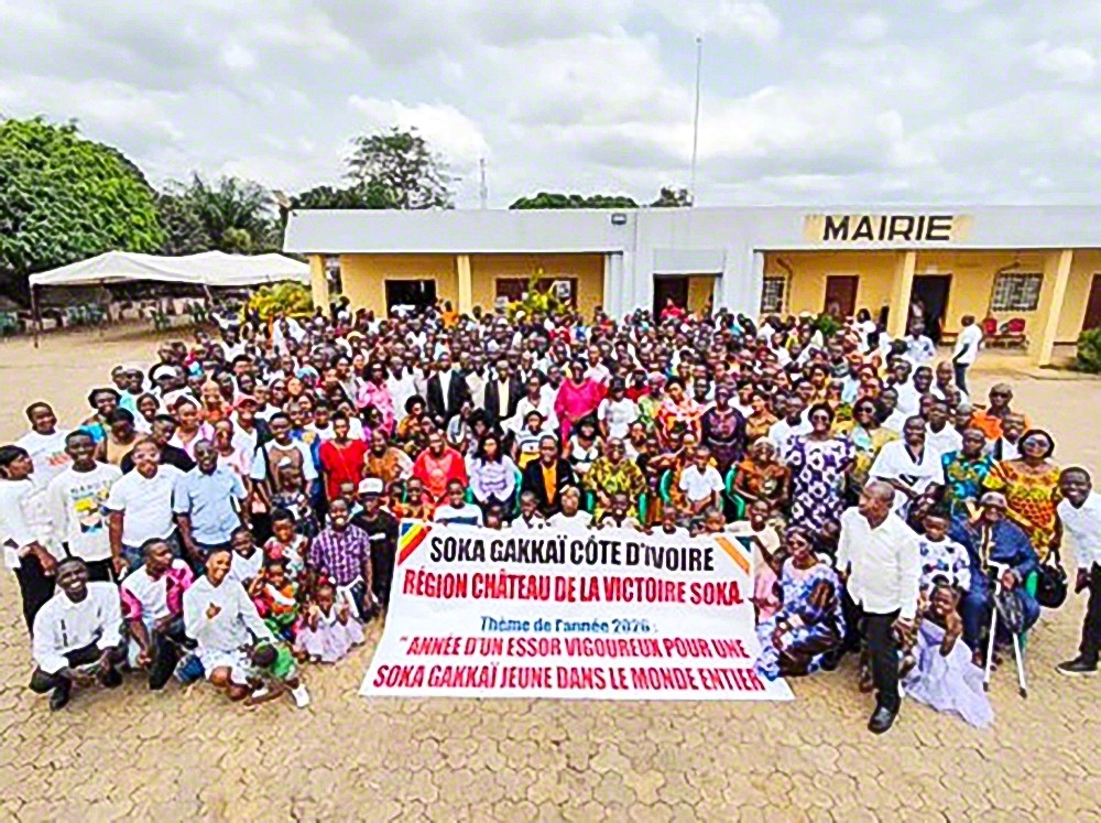 コートジボワール創価学会の創価勝利城方面の友が記念のカメラに（4日、トゥモディで）