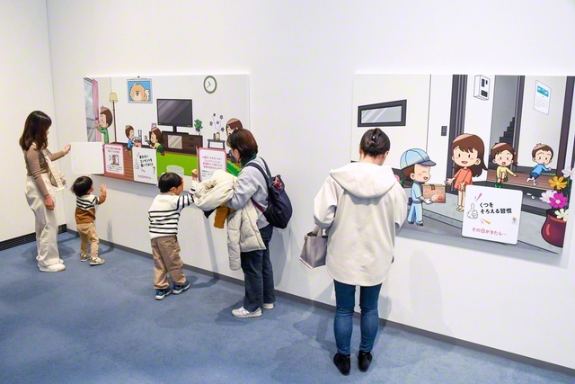 企画展示「わたしから始まる防災・減災」。日常風景を描いたイラストから防災のヒントを探すなど、親子でも楽しく学べる内容となっている（同）