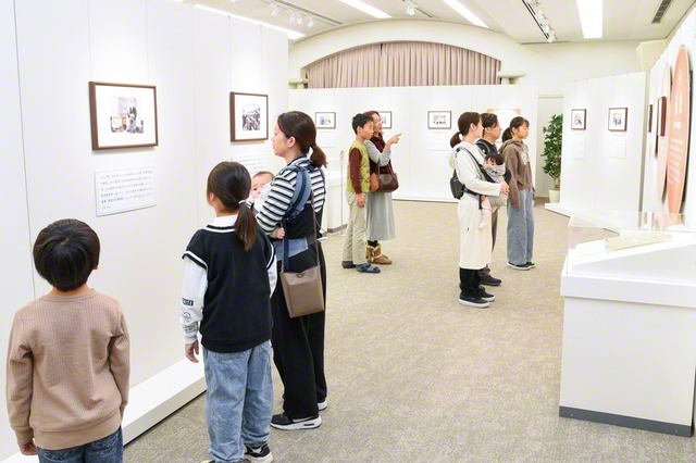 創価一貫教育の歴史について丹念に見学する来場者（中部文化センターで）