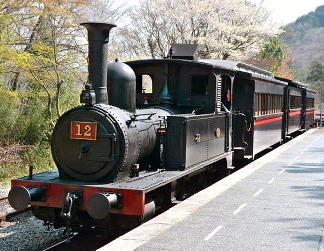 日本初の鉄道が開通した新橋―横浜間を走った「蒸気機関車12号」。牧口先生は「汽船の発明とほとんど同時代における汽車の発明は陸運事業に一大革新を与えたり」と述べている（ブルーインパルス/PIXTA）