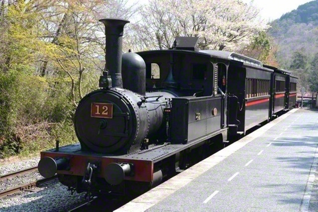 日本初の鉄道が開通した新橋―横浜間を走った「蒸気機関車12号」。牧口先生は「汽船の発明とほとんど同時代における汽車の発明は陸運事業に一大革新を与えたり」と述べている（ブルーインパルス/PIXTA）