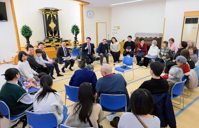 西方青年部長が、埼玉・けやき台地区の座談会へ。皆で学会歌「誓いの青年よ」を大合唱した（所沢平和会館で）