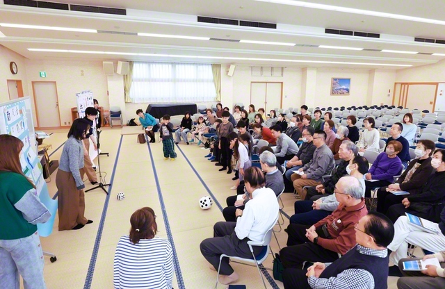 歓喜あふれる千葉・ユトリシア地区の座談会。未来っ子たちと一緒に代表が今年の決意を漢字一文字で披露し、笑顔の花が咲いた（習志野文化会館で）