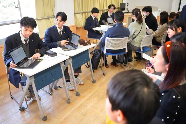保護者や招待者らを前に学び深めた内容を発表。「幸福とは何か」「AIvs人間」など、多彩なテーマで行われた（東京・創価中学校で）