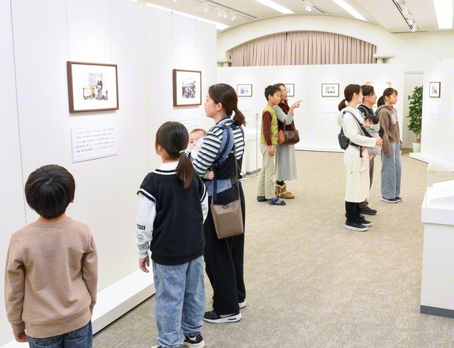 創価一貫教育の歴史について丹念に見学する来場者（中部文化センターで）