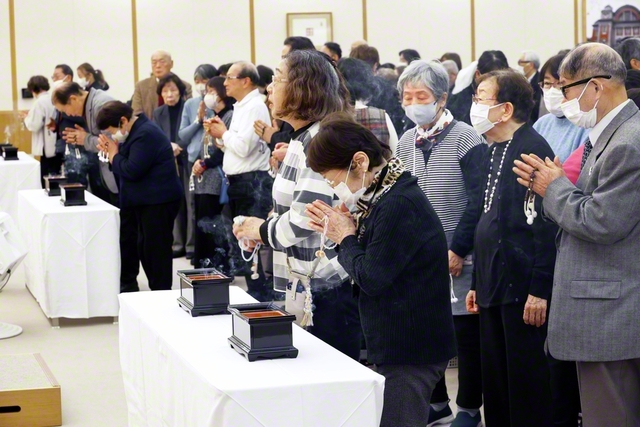 参加者が厳粛に勤行、焼香を行った（関西池田記念会館で）