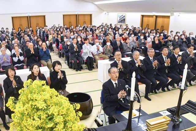 兵庫池田文化会館での勤行会で、犠牲者へ追善の祈りをささげた参列者