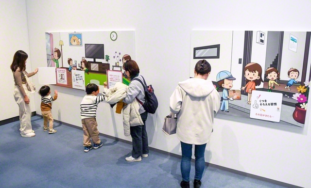 企画展示「わたしから始まる防災・減災」。日常風景を描いたイラストから防災のヒントを探すなど、親子でも楽しく学べる内容となっている（16日、関西国際文化センターで）