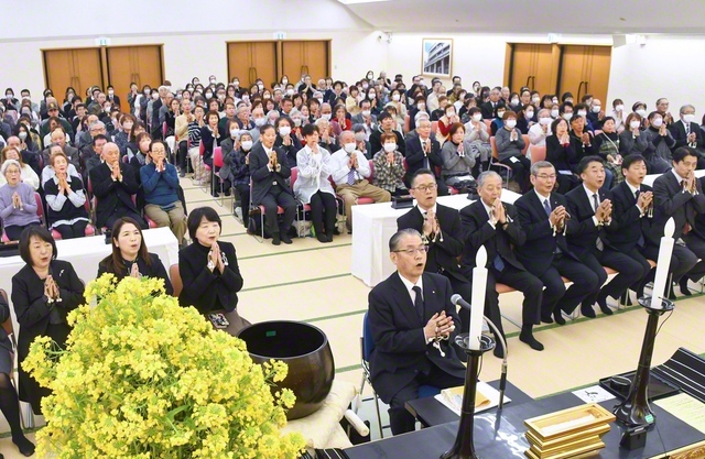 兵庫池田文化会館での勤行会で、犠牲者へ追善の祈りをささげた参列者