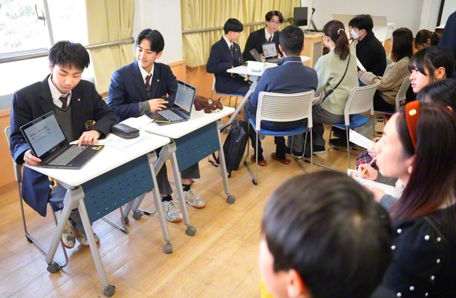 保護者や招待者らを前に学び深めた内容を発表。「幸福とは何か」「AIvs人間」など、多彩なテーマで行われた（東京・創価中学校で）