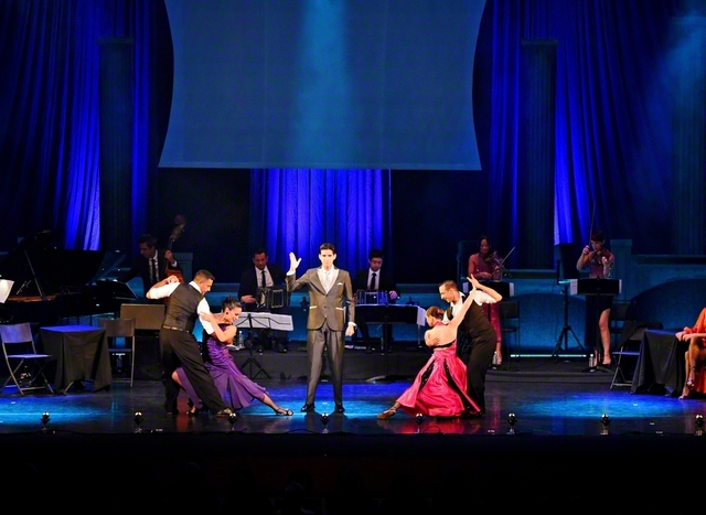 六重奏団「パブロ・バジェ・セステート」のエネルギッシュな演奏と、華麗なステップと歌声が織り成すステージに喝采が上がった（名古屋市内で）