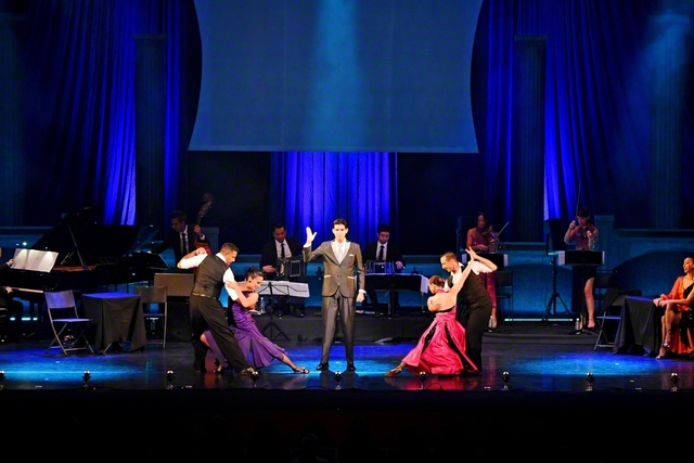 六重奏団「パブロ・バジェ・セステート」のエネルギッシュな演奏と、華麗なステップと歌声が織り成すステージに喝采が上がった（名古屋市内で）