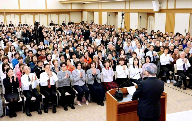 平和と希望の前進を誓い合った全国地区部長・地区女性部長会。“師と共に”“広布のために”と、わが使命の舞台に妙法の連帯を広げゆく（金舞会館で）