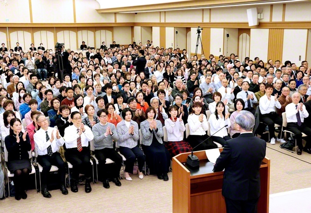 平和と希望の前進を誓い合った全国地区部長・地区女性部長会。“師と共に”“広布のために”と、わが使命の舞台に妙法の連帯を広げゆく（金舞会館で）
