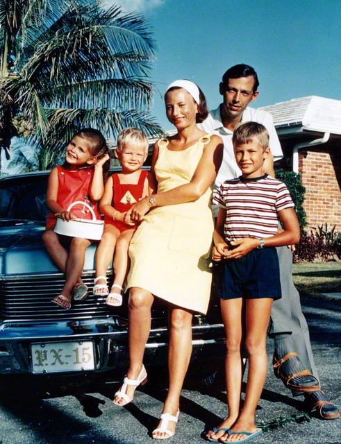 幼少期のピカールさん（右手前）が家族と