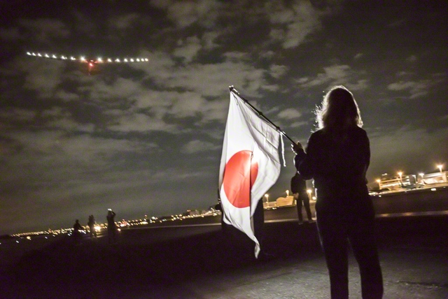 「ソーラー・インパルス2」は途中、悪天候のため名古屋に緊急着陸し、再びハワイへ飛び立った