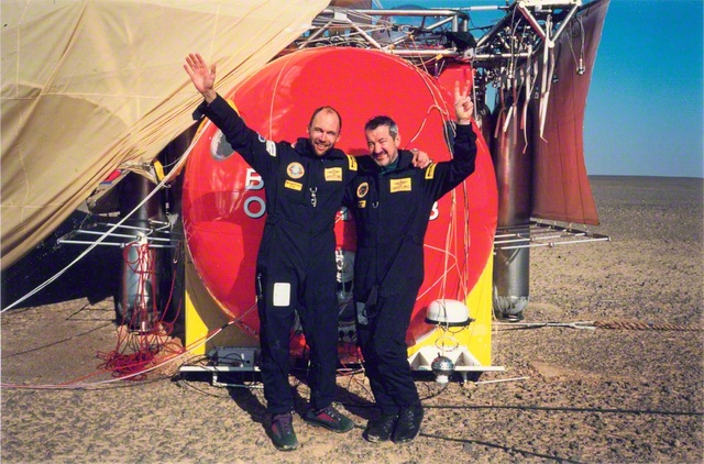 同月21日、気球による初の無着陸の世界一周を成し遂げたピカールさん㊧が、共に搭乗した操縦士ブライアン・ジョーンズと