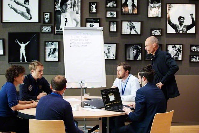 財団の仲間と語り合う