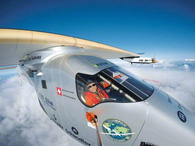 「ソーラー・インパルス2」に乗るピカールさん