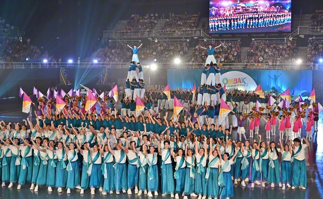 躍動と歓喜の青年平和文化祭。青年たちの力強いパフォーマンスに喝采が送られた（昨年12月20日、ヌグリスンビラン州内で）