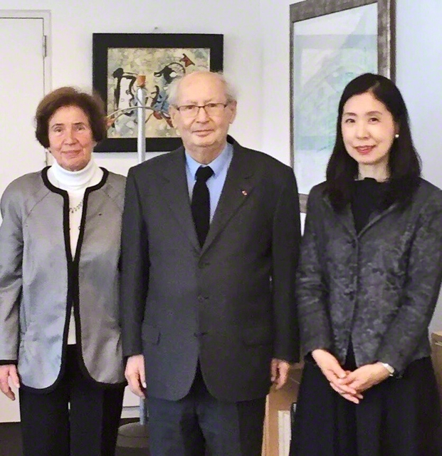 クラルスフェルト夫妻と松岡教授（2017年10月、パリ市内で）