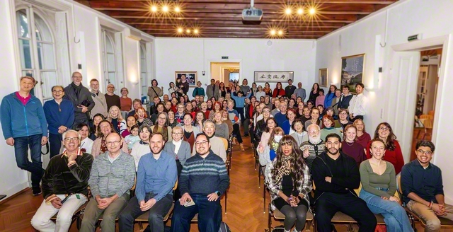 一人一人が躍進を誓ったオーストリアの集い。御本尊授与式も行われた（4日、オーストリア文化センターで）