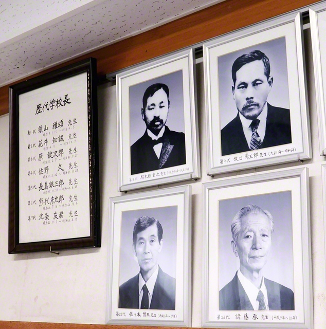 校長室に掲げられている歴代校長の写真。右上が牧口先生