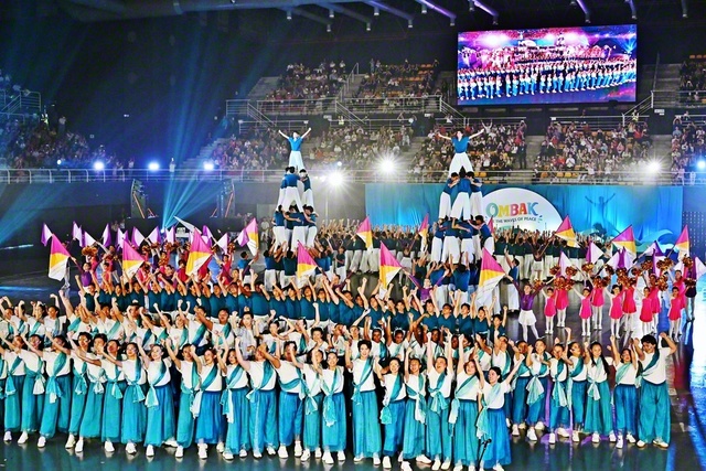 躍動と歓喜の青年平和文化祭。青年たちの力強いパフォーマンスに喝采が送られた（昨年12月20日、ヌグリスンビラン州内で）