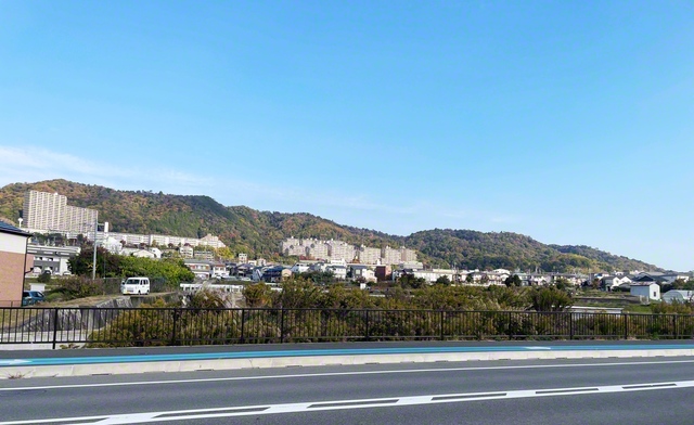 安藤さんの広布の舞台、大阪・箕面市。色づく北摂山系に目を奪われる