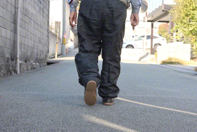 急坂をググッと踏み上る健脚の安藤さん。昨年行われた大阪・関西万博では2万歩以上歩いたそう