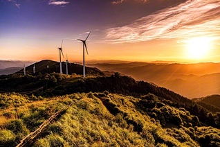 標高1000メートル超に位置し、岐阜県初の風力発電所として2007年から運用されている上矢作風力発電所（恵那市）