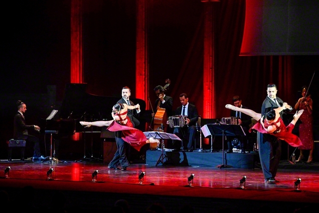 「民音タンゴ・シリーズ」の公演。「パブロ・バジェ・セステート」の華麗な演奏、タンゴダンスと美しい歌声が披露された（19日、東京の文京シビックホールで）